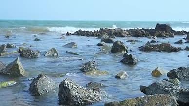礁石石头海岸海水海浪浪花视频的预览图